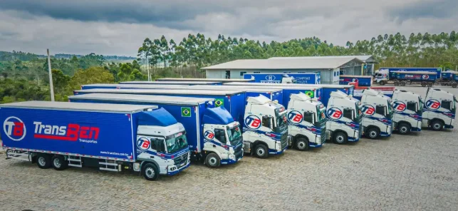 Frota de caminhões da Transben Transportes estacionada no pátio
